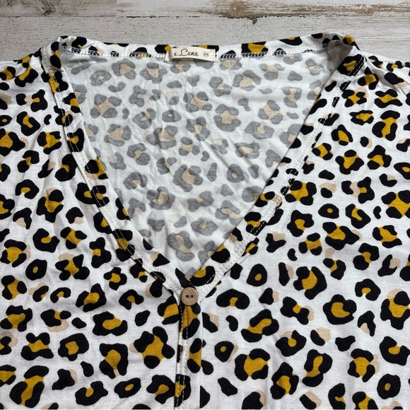 E. Luna Woman's Short Sleeve Tie Knot Hem Tunic Top Leopard Plus 2X - Picture 2 of 13